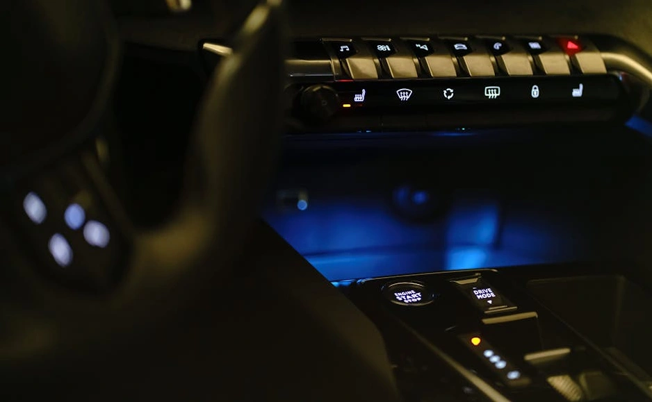 Eğitim platformunun karanlık modda gösterilen kontrol paneli arayüzü